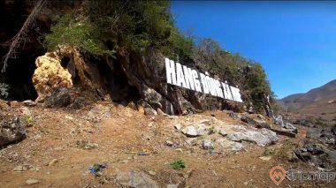 Khung cảnh gần hang động Xá Nhè, bầu trời trong xanh, cây cối xanh tươi trên vách đá gần hang động, ảnh chụp ngoài trời
