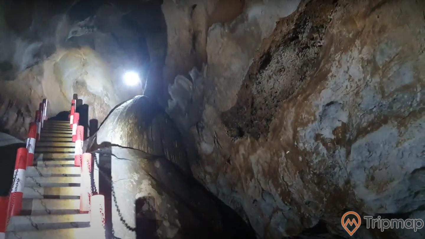 Khám phá bên trong hang động Xá Nhè, bậc thang trong hang động, ảnh chụp bên trong hang động
