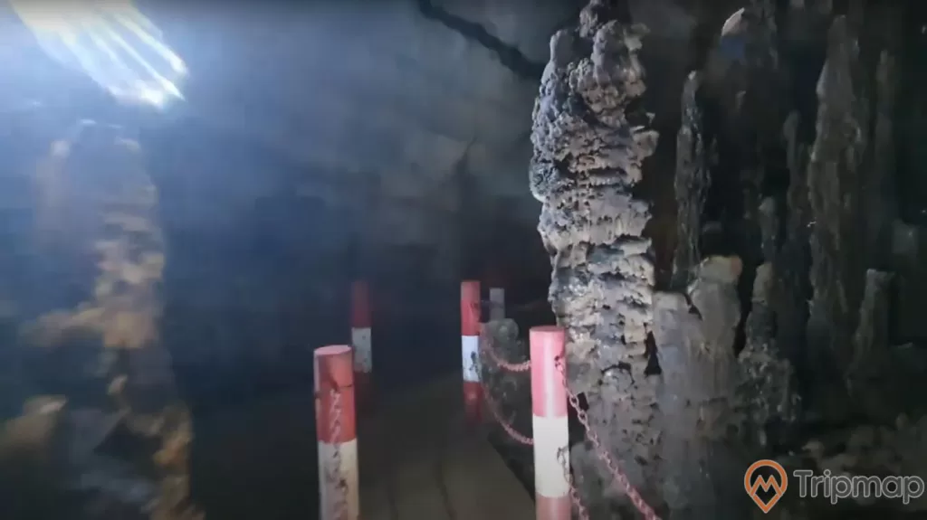 Cột thạch nhũ cao tại động Xá Nhè, ảnh chụp trong hang động