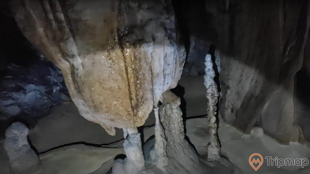 Cột nhũ đá trong hang Khố Mỷ, ảnh chụp trong hang động