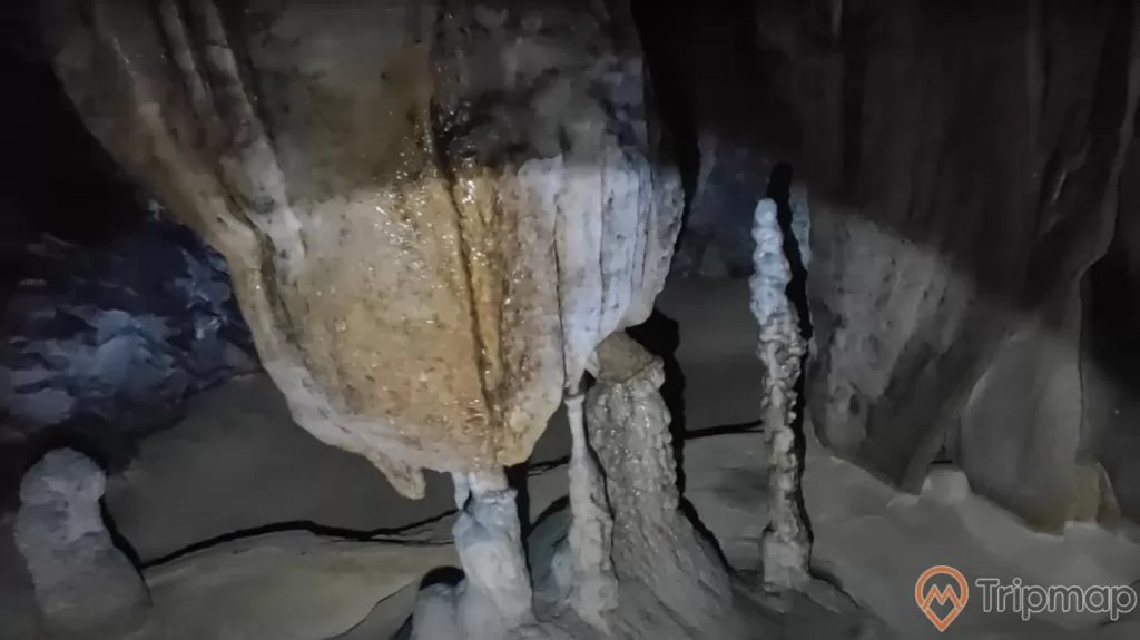 Cột nhũ đá trong hang Khố Mỷ, ảnh chụp trong hang động