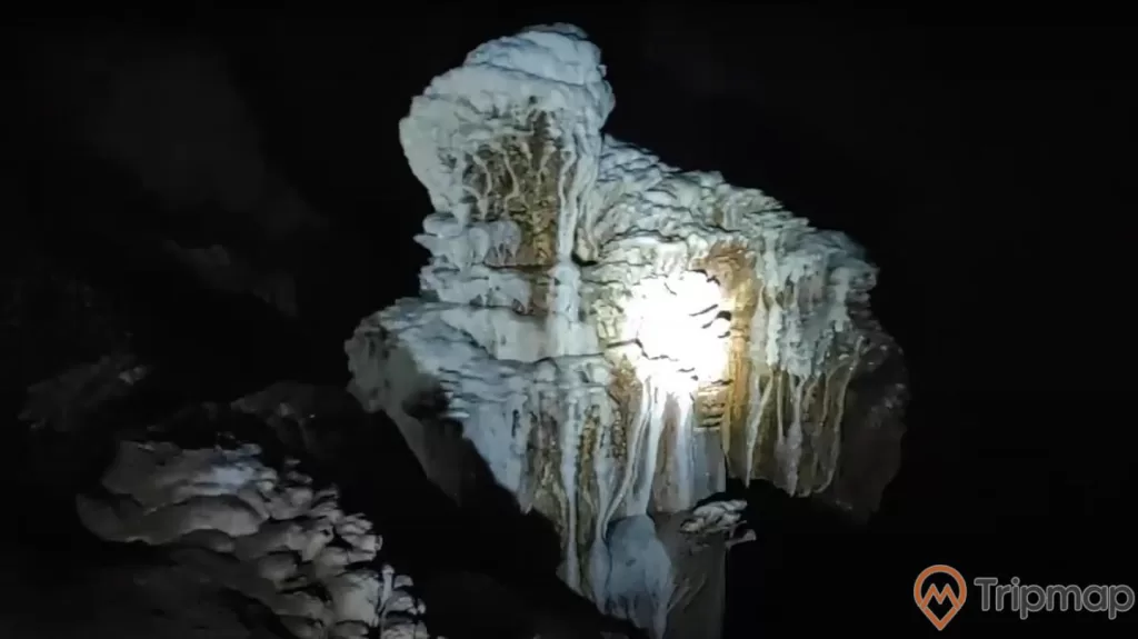 Khối nhũ đá hình thành trong hang Khố Mỷ, ảnh chụp trong hang động