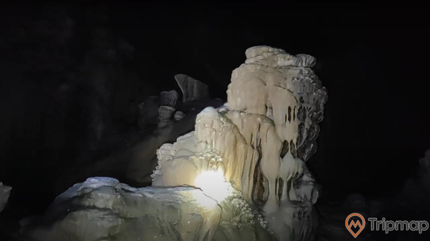Thạch nhũ trong hang Khố Mỷ, ảnh chụp trong hang động