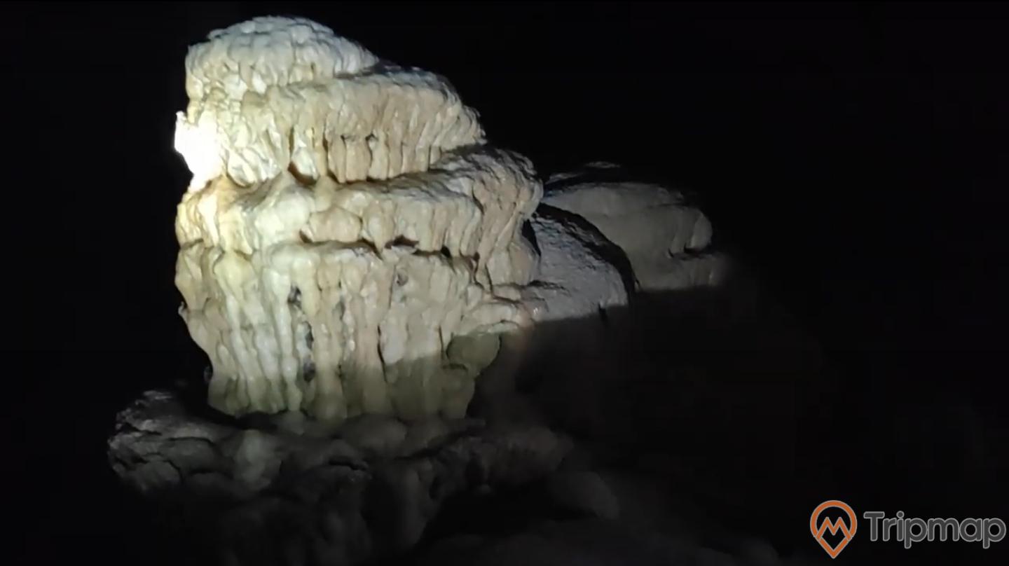 Nhũ đá trong hang Khố Mỷ, ảnh chụp trong hang động