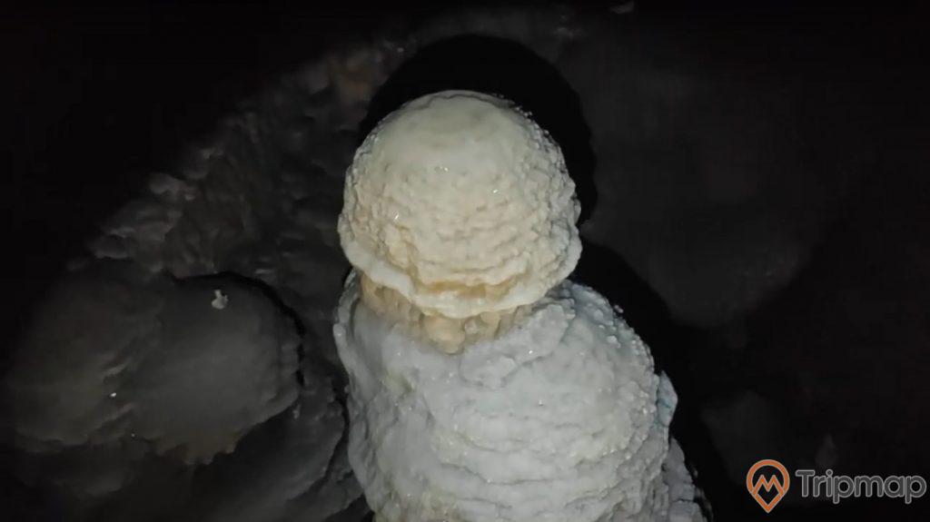 Nhũ đá trắng hình thành trong hang Khố Mỷ, ảnh chụp trong hang động