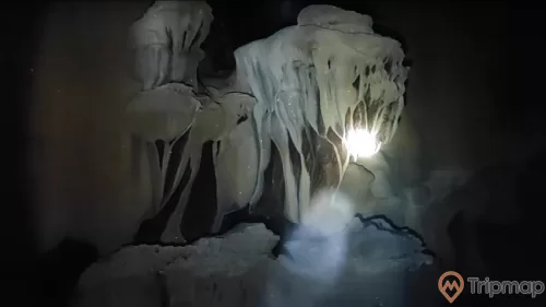 khối thạch nhũ rủ xuống trong hang Khố Mỷ, ảnh chụp trong hang động
