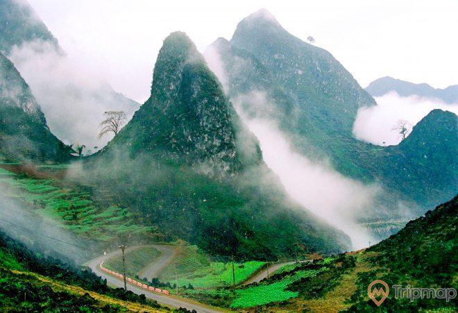 phong cảnh thiên nhiên tại hang Phương Thiện, đồi núi mây mờ, ảnh chụp từ trên cao