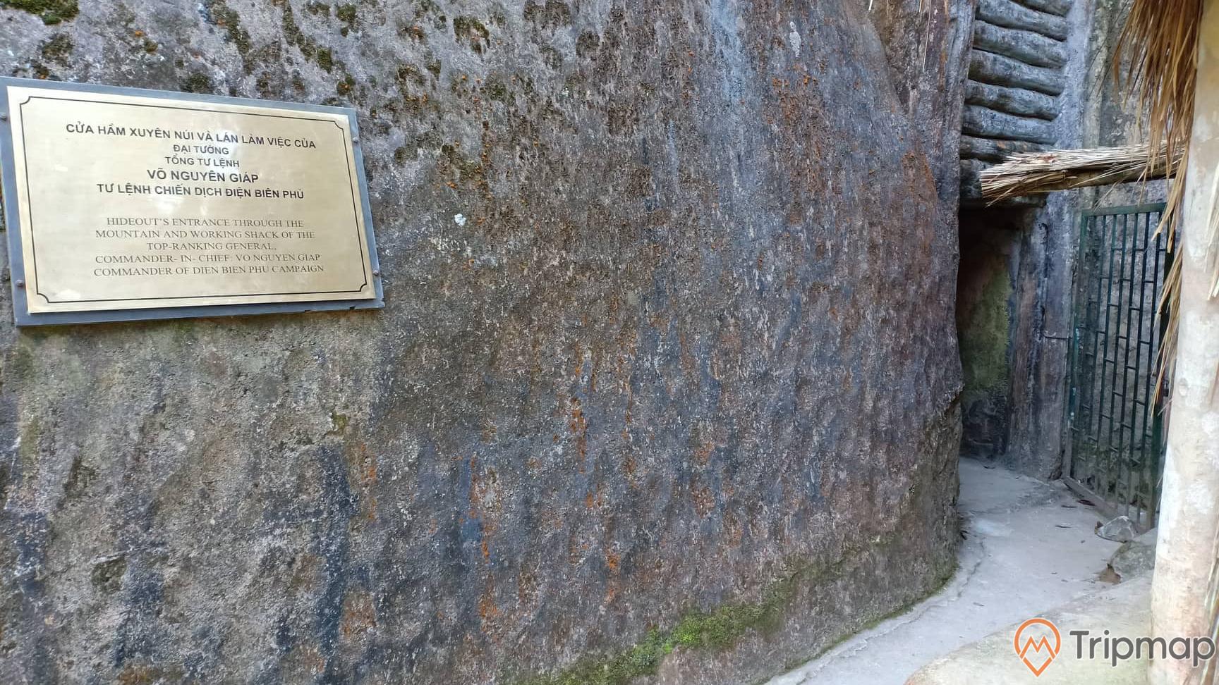 hầm xuyên núi và lán làm việc của đại tướng tổng tư lệnh Võ Nguyên Giáp tại sở chỉ huy chiến dịch Điện Biên Phủ, tấm bảng thông tin nơi địa điểm, ảnh chụp trước cửa hầm