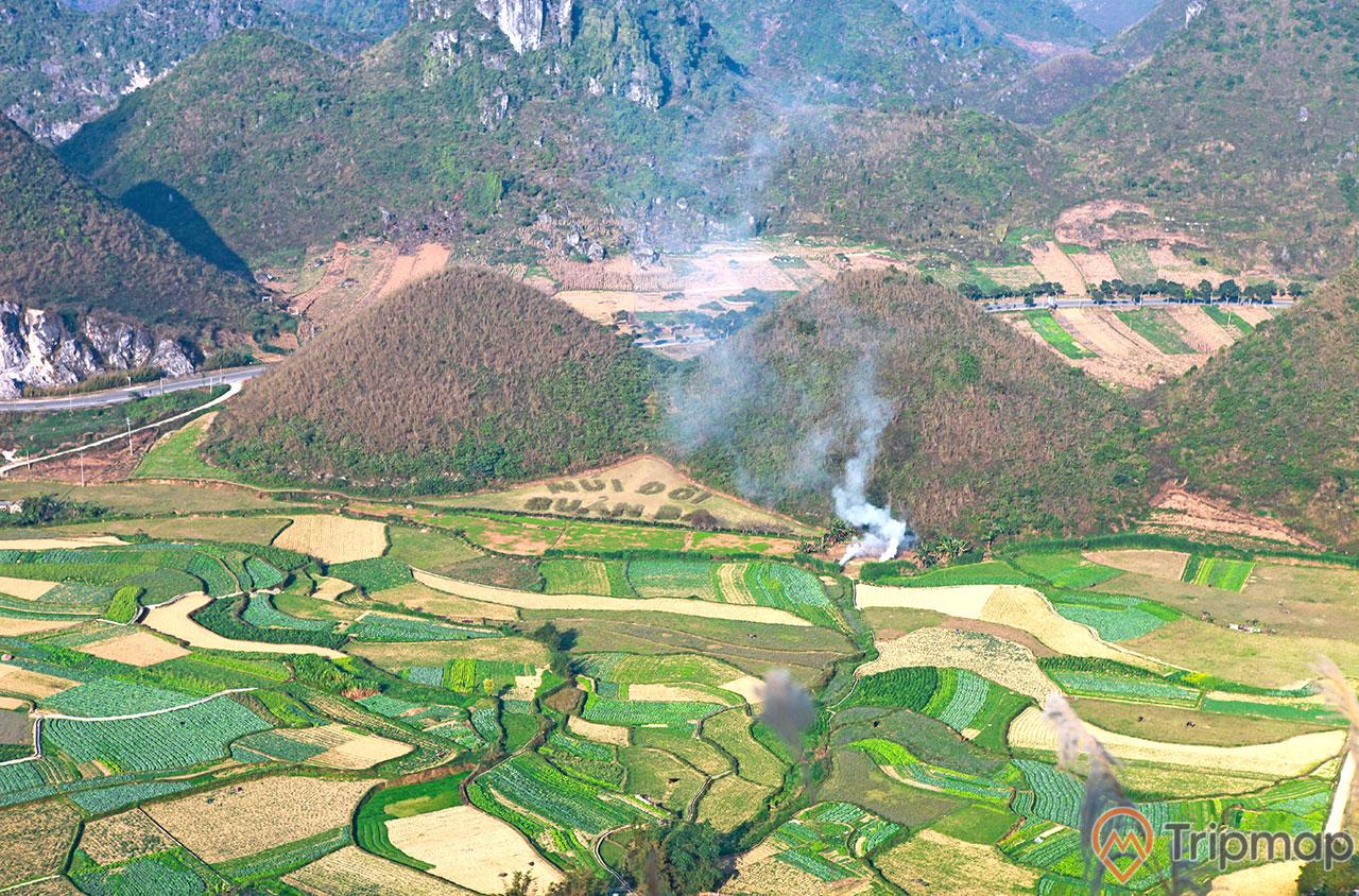 Địa điểm du lịch thắng cảnh núi đôi Quản Bạ, ruộng bậc thang và đồi núi đôi Quản Bạ, ảnh chụp từ trên cao