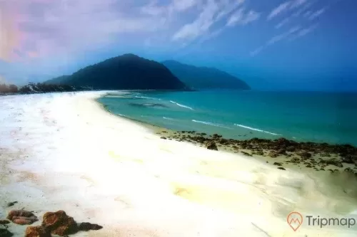 Sáng tinh mơ trên bãi biển Sơn Hào – Huyện đảo Vân Đồn