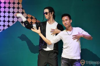 Bảo tàng tượng sáp, tượng Michael Jackson, người đàn ông mặc áo trắng đang tạo dáng, bức tường màu xanh