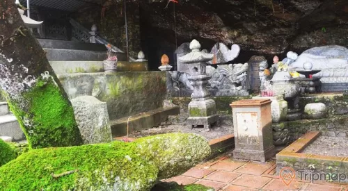 Bia đá cổ và tượng đá trong chùa Bảo Sái