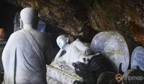Tượng đá phật nằm trong chùa Bảo Sái