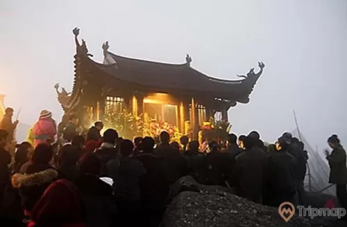Du khách dâng hương cầu khấn tại chùa Đồng