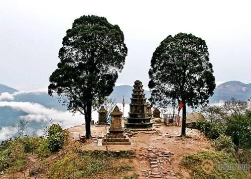 Vườn tháp Vọng Tiêu Cung bên chùa Vân Tiêu