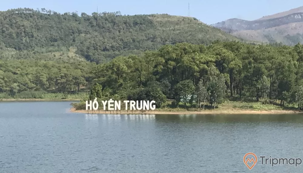 Hồ Yên Trung, hồ nước, nhiều cây xanh, ngọn núi ở phía xa, ảnh chụp ban ngày