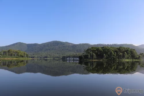 Hồ Yên Trung, mặt hồ trong, nhiều cây xanh, ngọn núi ở phía xa, ảnh chụp ban ngày
