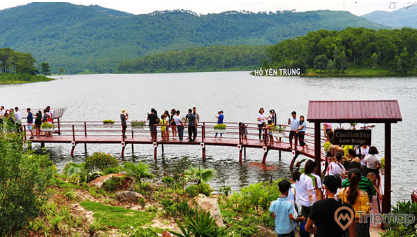 Du khách đi trên cầu tình yêu, hồ sinh thái Yên Trung, Uông Bí