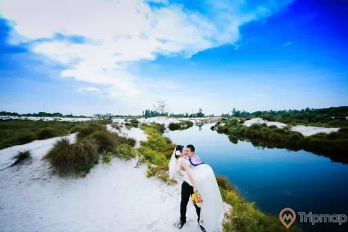 Ảnh cưới được chụp tại đồi cát pha lê, đảo Quan Lạn