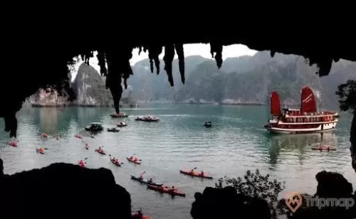 Khách du lịch chèo thuyền kayak trước cửa hang Bồ Nâu