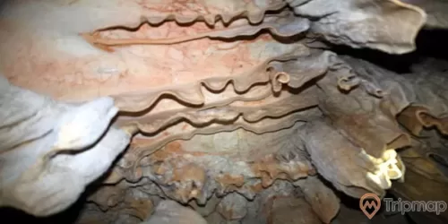 Cấu trúc nhũ đá hình thù kỳ lạ trong hang Cặp La