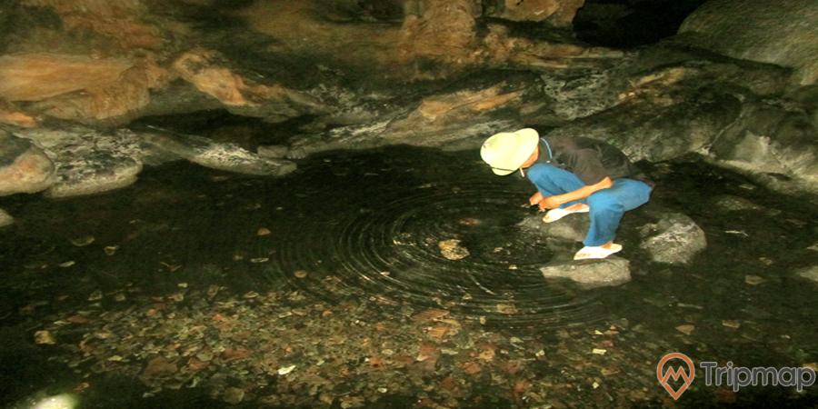 Vẻ đẹp nguyên sơ của dòng suối trong hang Cặp La