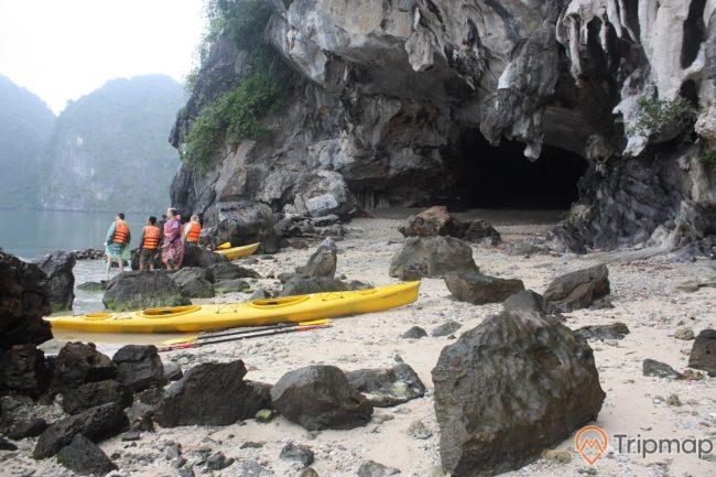 Du khách trèo thuyền Kayak quanh hang Thầy