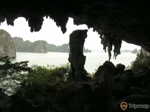 Cửa hang Trống nhìn ra ngoài biển vịnh Hạ Long