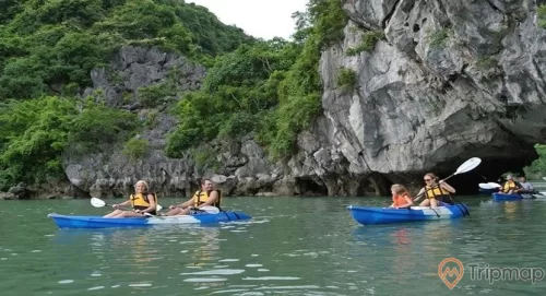 Du khách chèo thuyền kayak, Tham quan hồ Ba Hầm - Vịnh Hạ Long