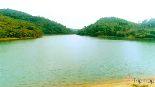 Hồ nước ngọt trên đảo Ngọc Vừng, hồ nước, nhiều cây xanh, ngọn núi nhiều cây xanh, ảnh chụp ban ngày