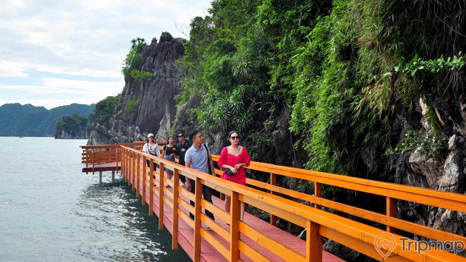 Du khách tham quan đảo Soi Sim đi trên cầu gỗ
