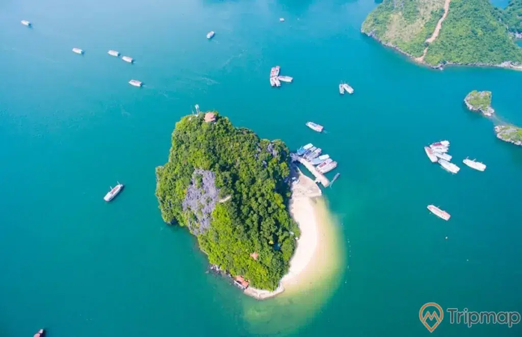 Đảo Ti Tốp, một hòn đảo lịch sử nằm giữa vịnh Hạ Long, đã từng được biết đến với tên gọi hơi đáng sợ là "Đảo Nghĩa Địa" hoặc "Hồng Thập Tự".