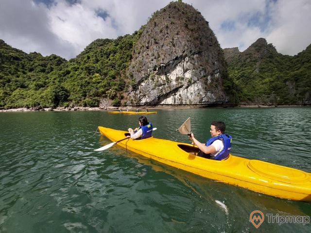 Chèo thuyền Kayak là một trải nghiệm thú vị trên đảo Ti Tốp
