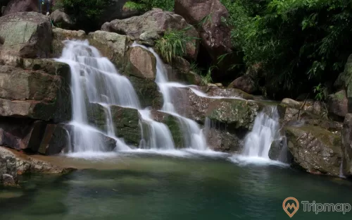 Khu du lịch sinh thái Lựng Xanh, thác nước đang chảy, mặt nước trong, có cây xanh, ảnh chụp ban ngày