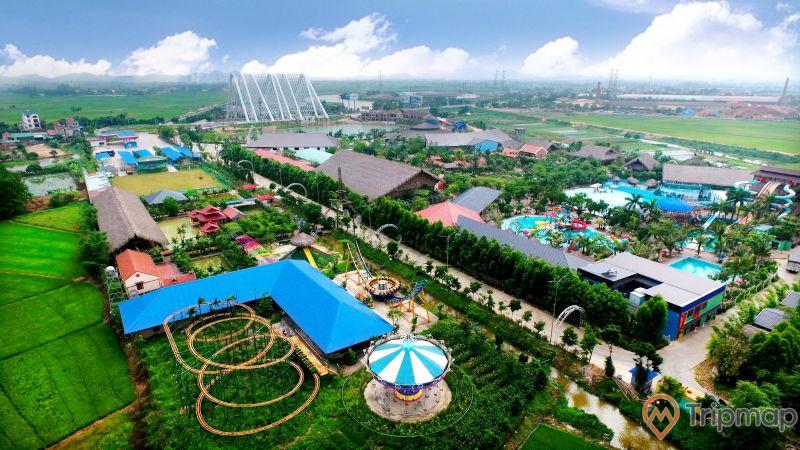 Khu trò chơi cảm giác mạnh, Quảng Ninh Gate, ảnh chụp từ trên cao, khu vui chơi bên dưới, nhiều cây xanh, nhiều cánh đồng ruộng màu xanh, trời xanh mây trắng, ảnh chụp ban ngày