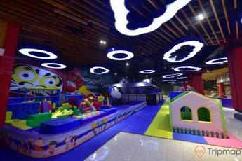 Khu vui chơi trẻ em KIDOLAND, nền gạch bằng đá màu vàng nhạt, trần nhà bằng gỗ, nhiều mô hình nhà vui chơi cho trẻ em, nhiều mô hình đám mây phát sáng