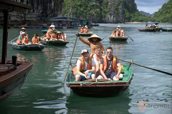 Du khách trên thuyền nan đi thăm quanh làng chài Ba Hang