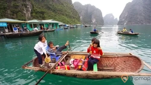 Trẻ em sống trên làng chài Cửa Vạn, Vịnh Hạ Long