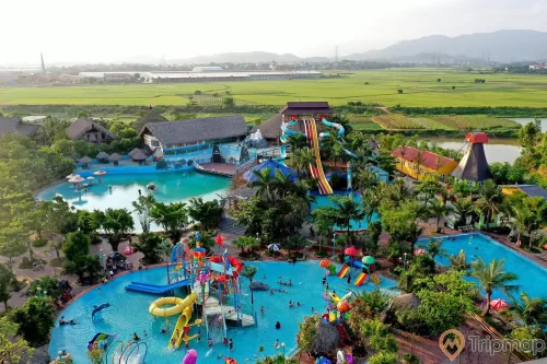 Quảng Ninh Gate, công viên nước, nhiều cây xanh, nhiều cánh ruộng ở phía xa, nhiều trò chơi dưới nước, ảnh chụp từ trên cao