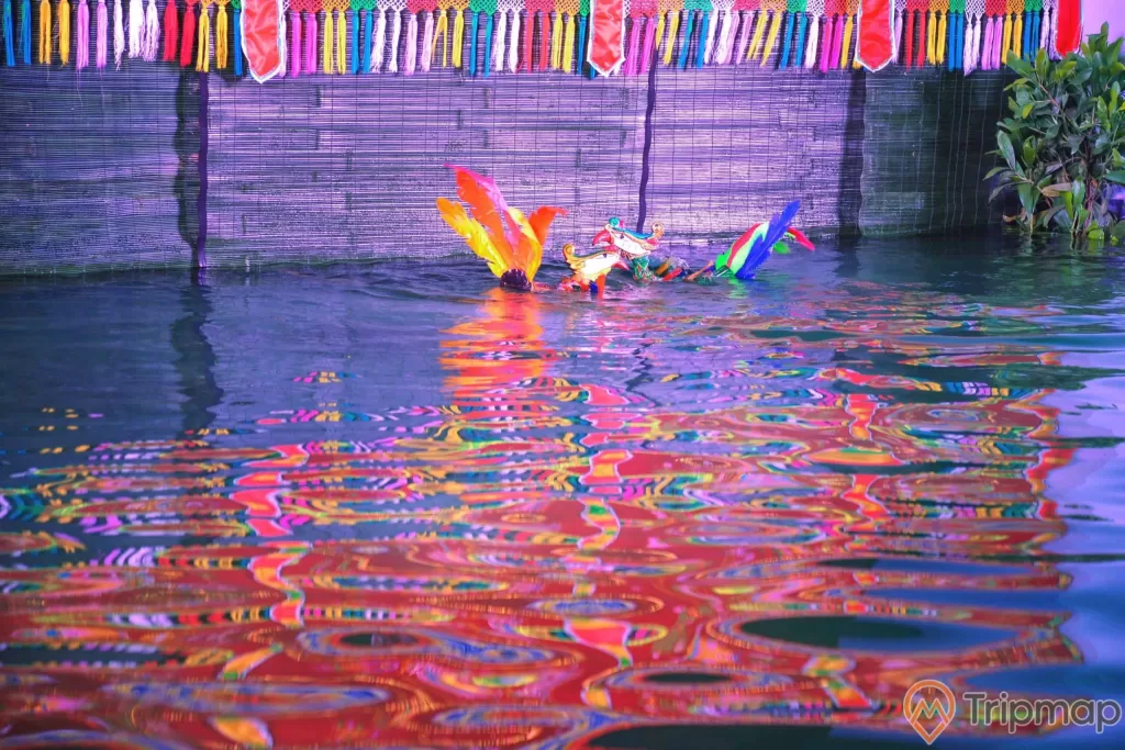 Sân khấu múa rối nước Ánh Trăng, mô hình chim công dưới nước