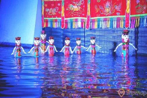 Sân khấu múa rối nước Ánh Trăng, nhiều mô hình người dưới nước, nhiều tấm vài có hoa văn