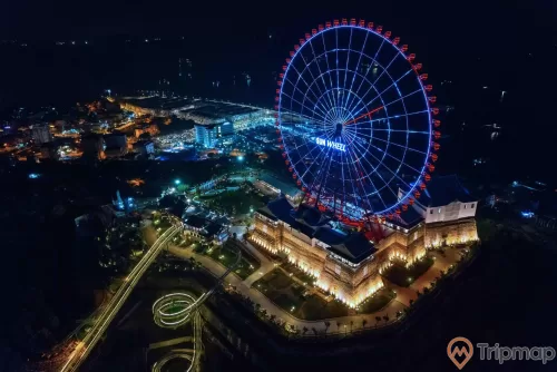 Sun Wheel , Vòng quay Mặt trời, vòng quay đang phát sáng, khu vui chơi Khu đồi huyền bí ở phía dưới, ảnh chụp từ trên cao, ảnh chụp buổi tối