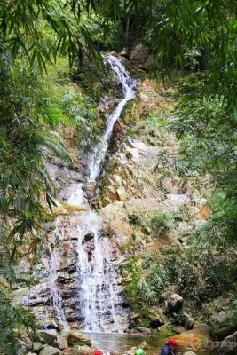 Thác Vàng, Yên Tử, thác nước đang chảy, nhiều cây xanh, ảnh chụp ban ngày
