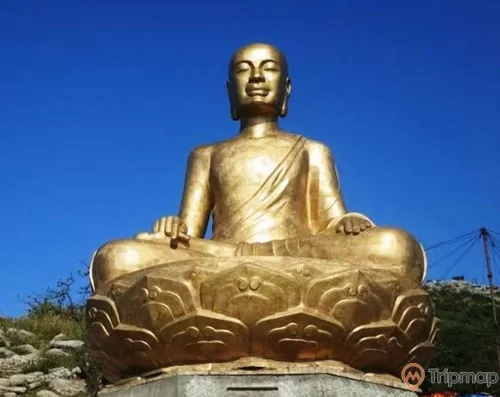 Tượng Phật Hoàng Trần Nhân Tông, Yên Tử, tượng bằng đồng màu vàng, trời xanh, ảnh chụp ban ngày