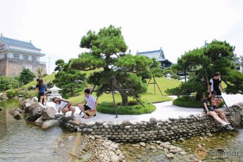 Vườn Nhật Bản Zen Garden, nhiều cây xanh, nhiều người đang ngồi cạnh hồ nước, nhiều viên sỏi, ảnh chụp ban ngày