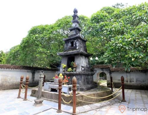 Vườn tháp Huệ Quang, Yên Tử, tháp bằng đá màu xám, nhiều cây xanh, nền gạch màu xám, ảnh chụp ban ngày