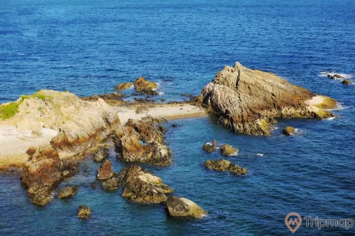 Khóm đá nhỏ tại bãi đá Cầu Mỵ (bãi đá Móng Rồng), nước biển và bãi đá, ảnh chụp ngoài trời