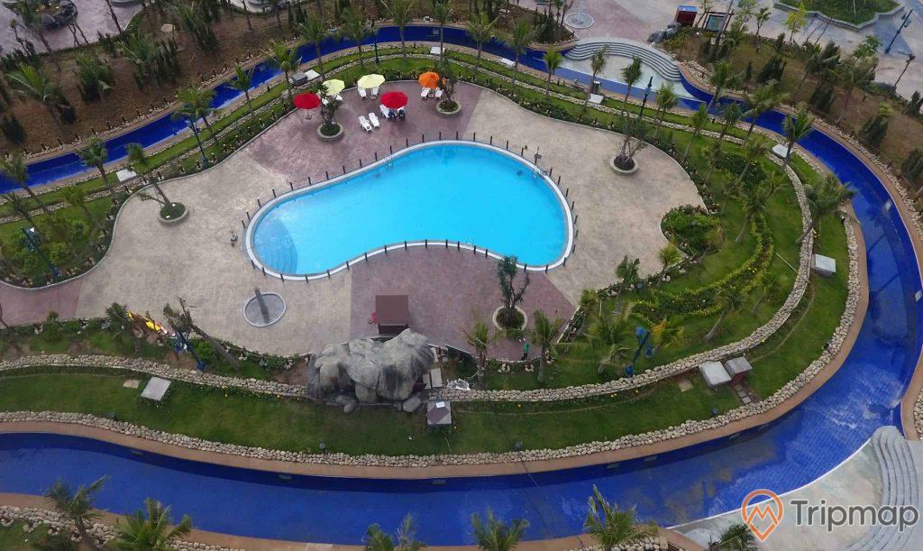 Bể bơi cho khách V.I.P, bể bơi, nhiều cây xanh, nền đường màu xám, ảnh chụp từ trên cao, ảnh chụp ban ngày