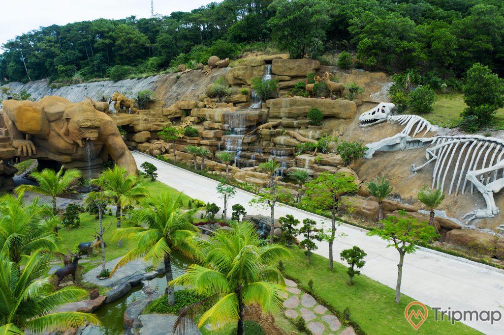 Cảnh quan khu công viên King Kong tại đảo Tuần Châu, ảnh chụp ngoài trời, cây cối xanh tươi, bức tượng King Kong màu nâu