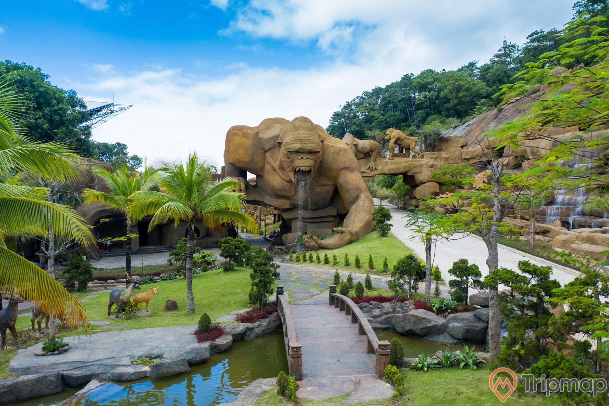 Công viên với bức tượng King Kong khổng lồ